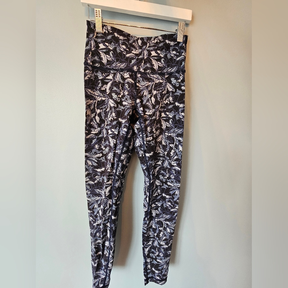 Lululemon Athletica Navy And White Paisley Matching Sports Bra And Legging Set